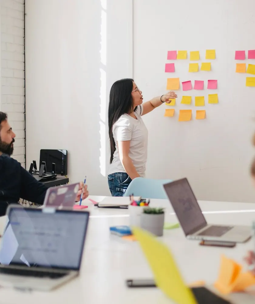 Equipo en un taller organizando ideas con notas adhesivas