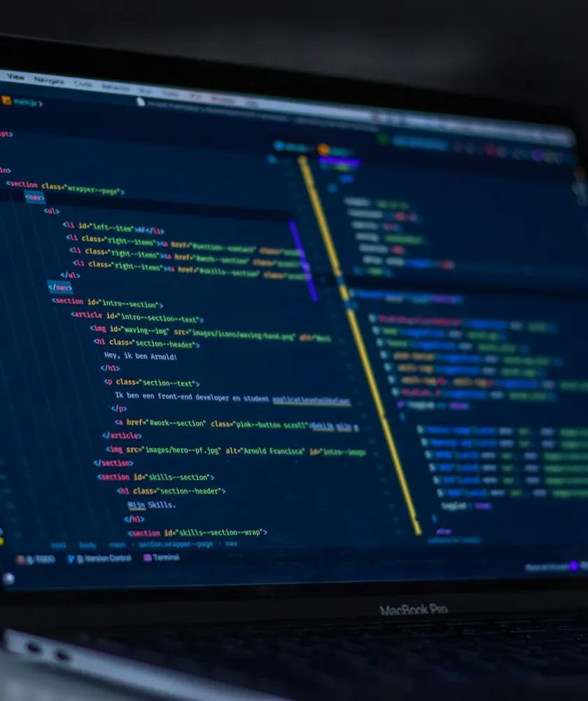 Código de programación en la pantalla de una laptop